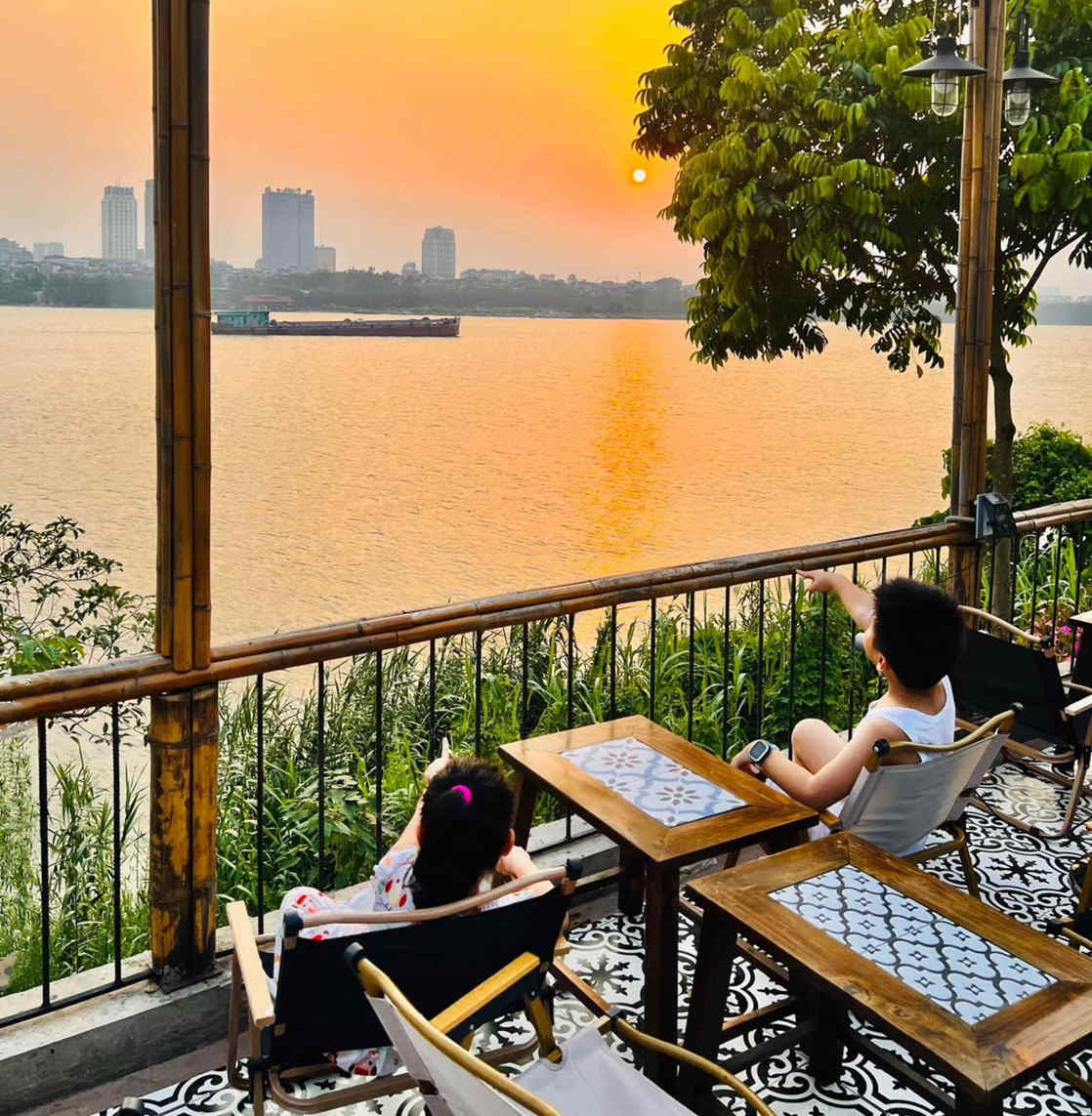 Cafe view sông